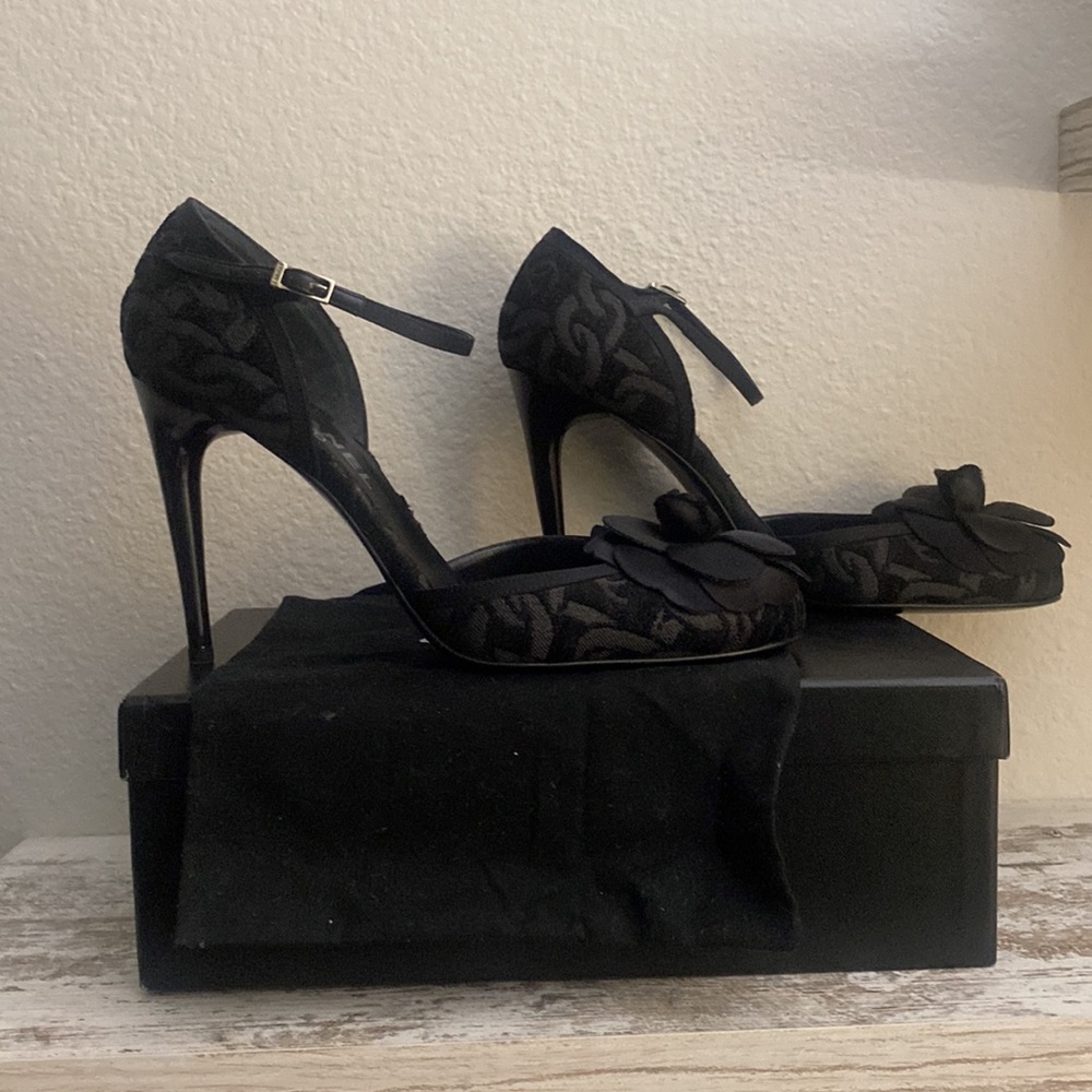 NEW nib Chanel Camellia ankle strap fabric & leather logo ankle strap heels, 40